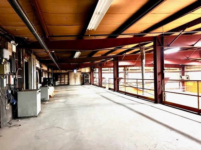 More Photos Of 4 Gator Rock Rd, Somersworth Distribution For Sale