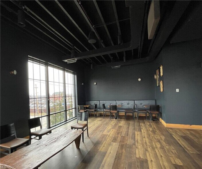 More Photos Of 3941 Erie St, Willoughby Restaurant For Lease