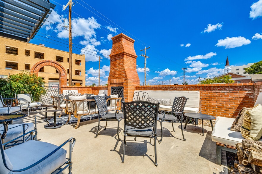 More Photos Of 38 N Chadbourne St, San Angelo Bar For Sale