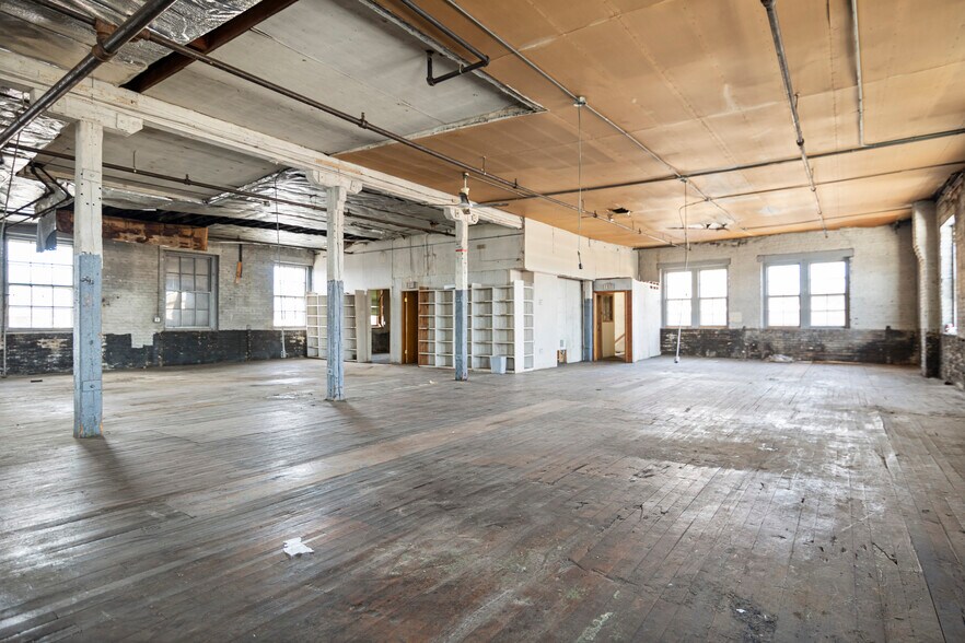 More Photos Of 5039-5045 W Lake St, Chicago Manufacturing For Lease