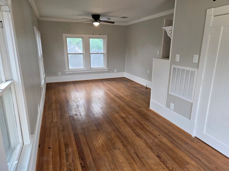 More Photos Of 1523 Avenue C, Katy Flex For Lease