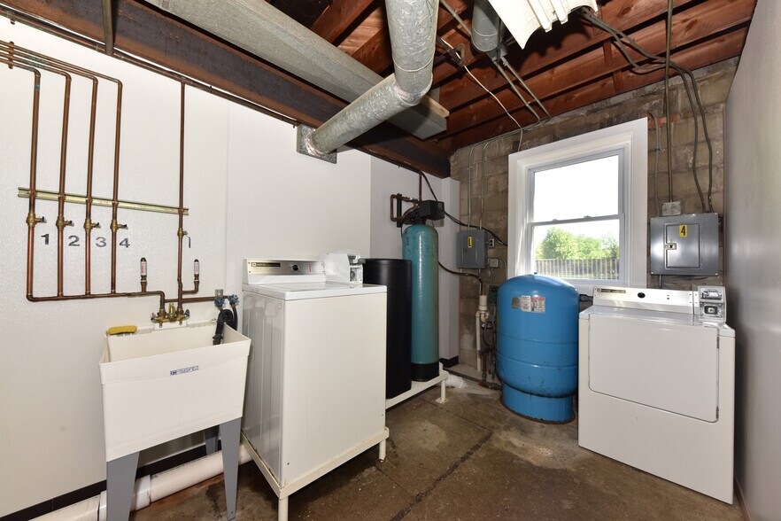 More Photos Of N96W20275 County Line Rd, Menomonee Falls Multifamily For Sale