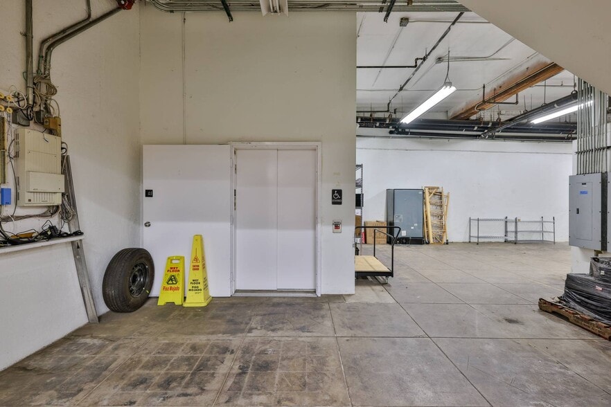 More Photos Of 400 E 4th St, Santa Ana General Retail For Lease