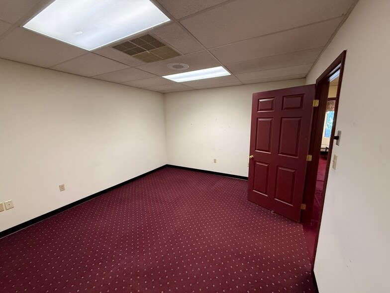 More Photos Of 403 Chatham Sq, Fredericksburg Office For Sale
