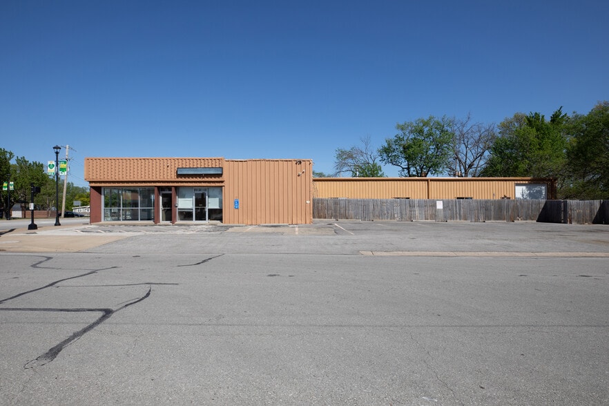 More Photos Of 901 Main St, Grandview Light Manufacturing For Lease