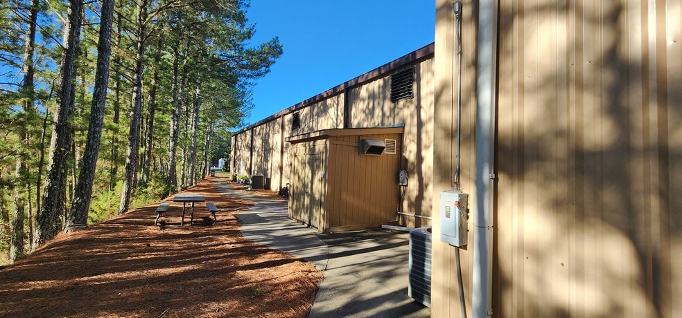 More Photos Of 318 Bell Park Dr, Woodstock Distribution For Lease