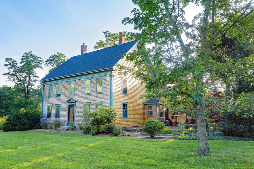 More Photos Of 403 County Rd, Marion General Retail For Lease