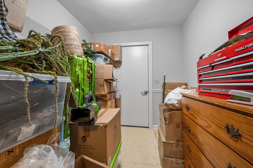 More Photos Of 172 Main st, Saluda Showroom For Sale