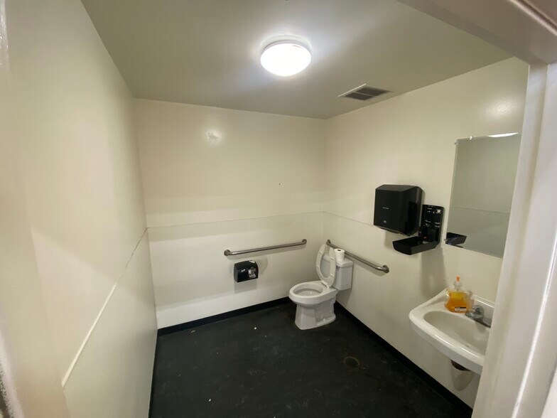 More Photos Of 10998 N I-45, Houston Unknown For Lease