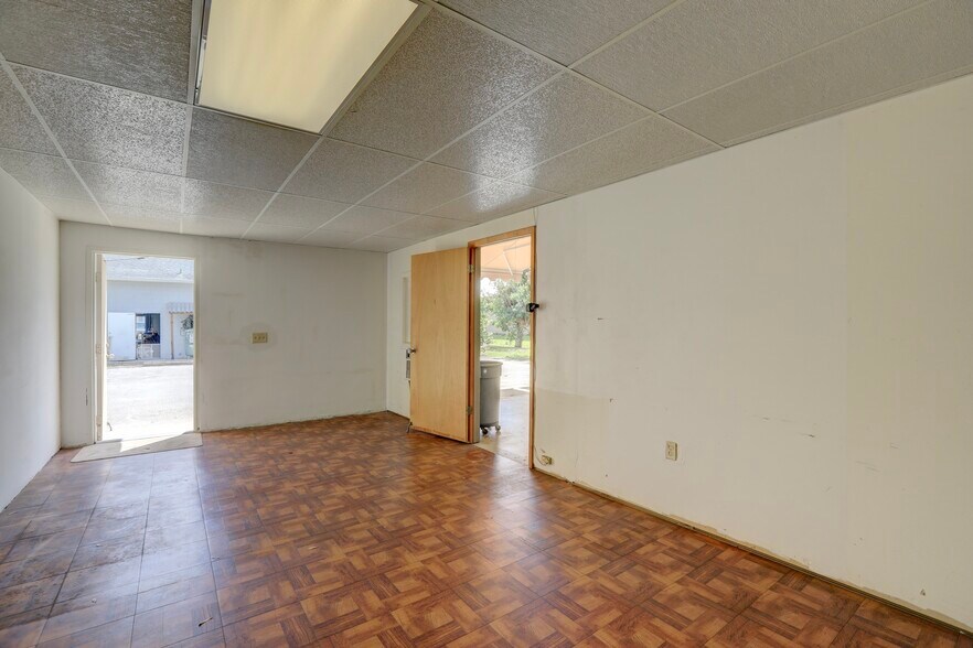 More Photos Of 637 2nd Ln, Vero Beach Flex For Sale