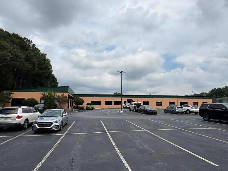 More Photos Of 3080 Sylvan Rd, Hapeville Auto Dealership For Lease