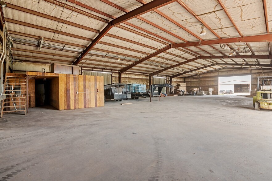More Photos Of 2684 W US Highway 290, Fredericksburg Warehouse For Sale