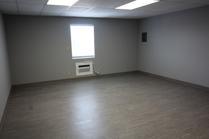 More Photos Of 106 Commerce Way, Jupiter Warehouse For Lease