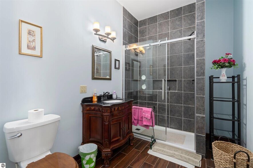 More Photos Of 18599 Mission Rd, Traverse City Hotel For Sale
