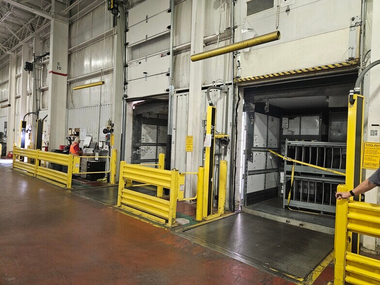 More Photos Of 100 Denso Rd, Osceola Manufacturing For Lease
