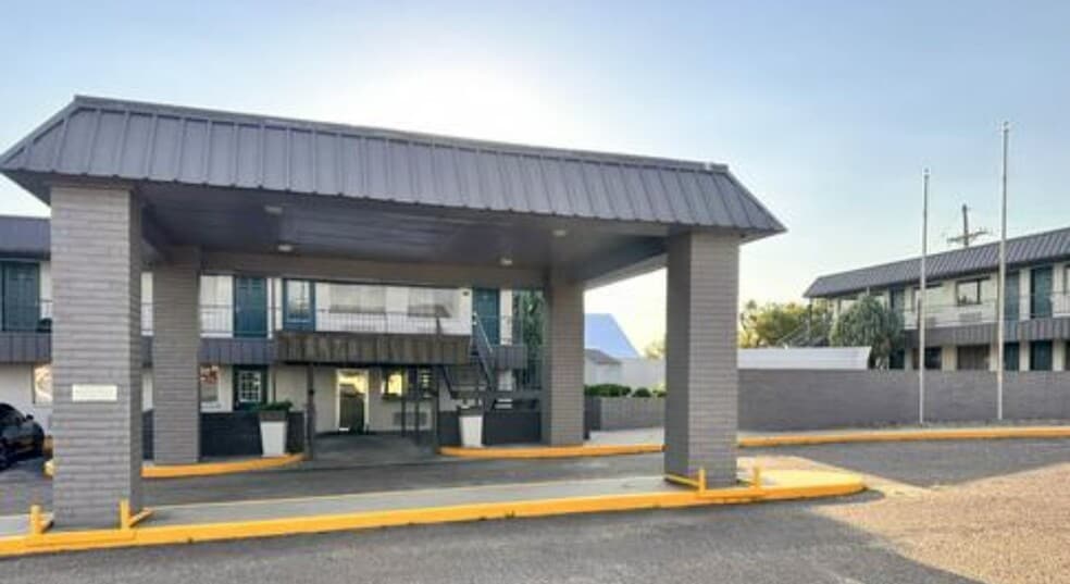 Primary Photo Of 100 Bulldog Blvd, Borger Hotel For Sale