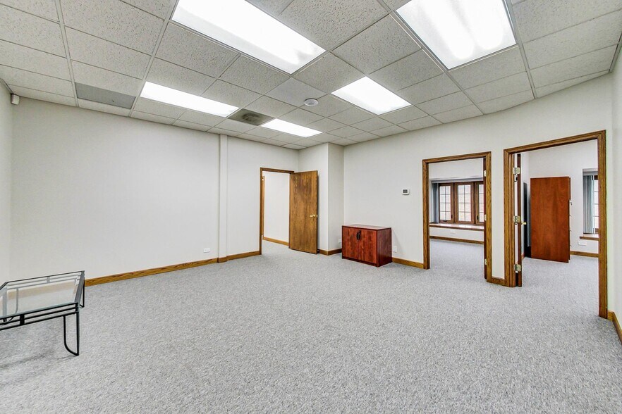 More Photos Of 28085 N Ashley Cir, Libertyville Medical For Lease