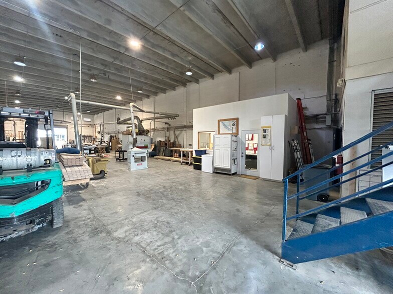 More Photos Of 2720 W 3rd ct, Hialeah Manufacturing For Lease