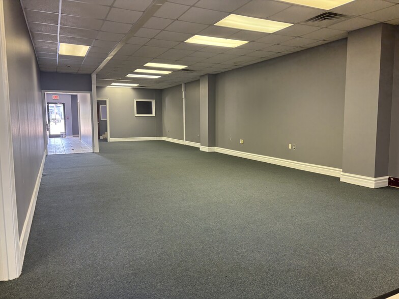 More Photos Of 808 English Rd, High Point Office For Lease