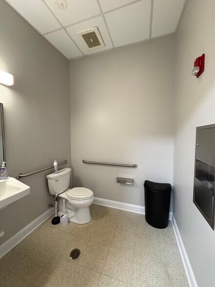 More Photos Of 101 E Market St, Smithfield Office For Lease