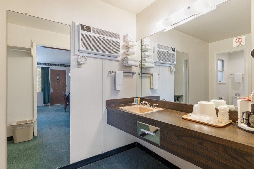 More Photos Of 1354 S 2nd St, Raton Hotel For Sale