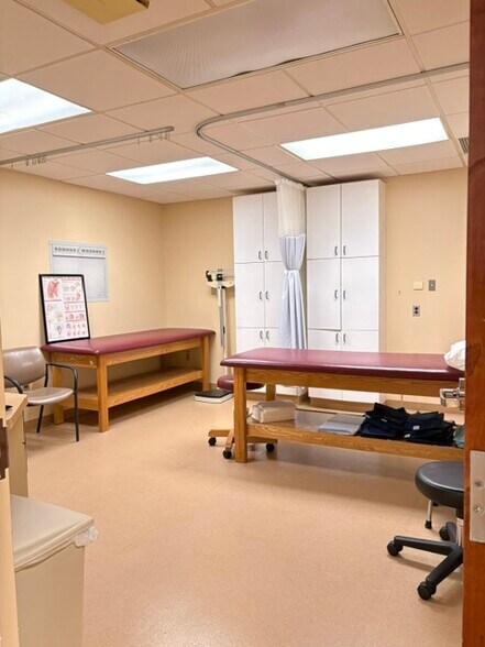 More Photos Of 2501 Cumberland Dr, Valparaiso Medical For Sale