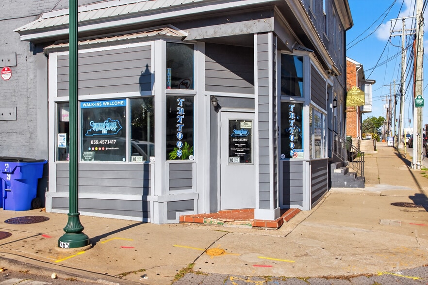More Photos Of 102 W High St, Lexington General Retail For Sale