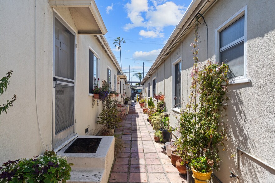 More Photos Of 1726 Abbot Kinney Blvd, Venice Apartments For Sale
