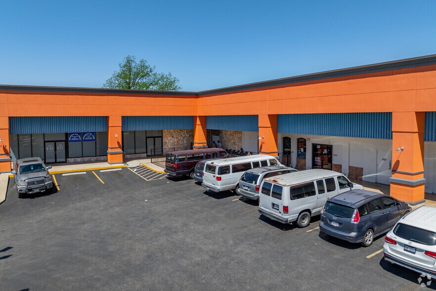 More Photos Of 2905-3025 West Ave, San Antonio Storefront For Lease