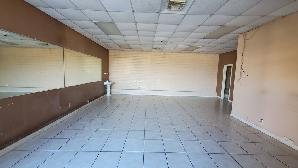 More Photos Of 2115 61st St, Galveston Storefront Retail Office For Lease