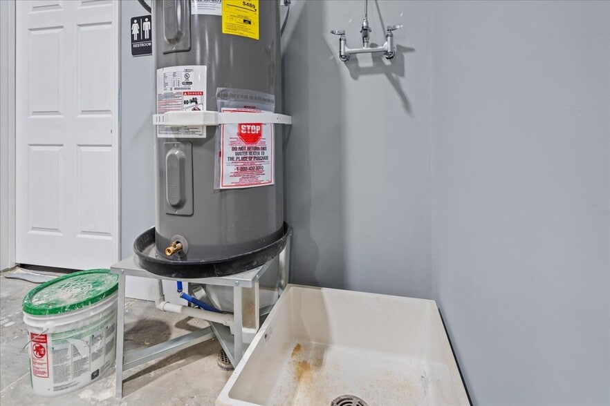 More Photos Of 3345 Willow Creek Rd, Florence Flex For Lease