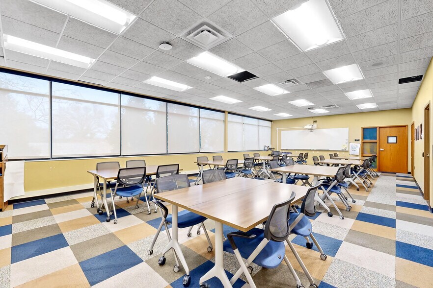 More Photos Of 2100 Fleur Dr, Des Moines Office For Sale