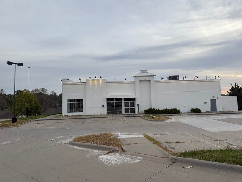 More Photos Of 3949 N 132nd St, Omaha Freestanding For Sale