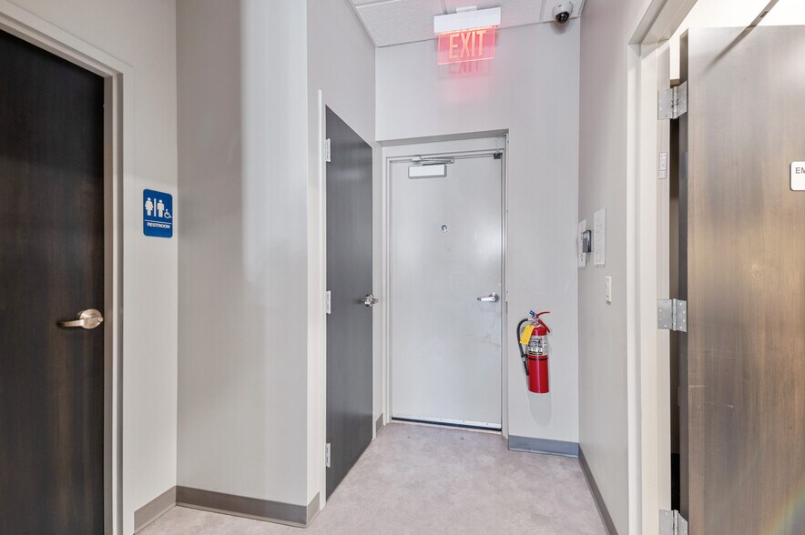 More Photos Of 100-140 N Washington St, Green Bay General Retail For Lease