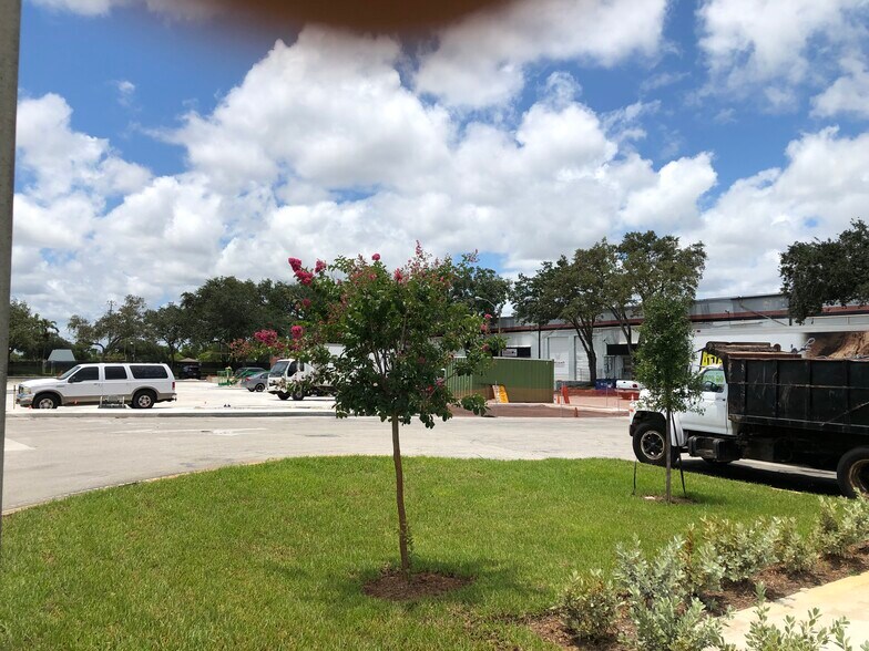 More Photos Of 4801-4859 Pembroke Rd, Hollywood Warehouse For Lease