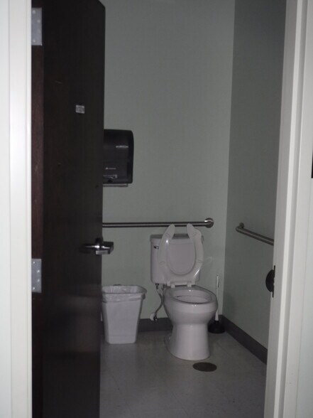 More Photos Of 1908 Caudle Dr, Mount Airy Medical For Lease