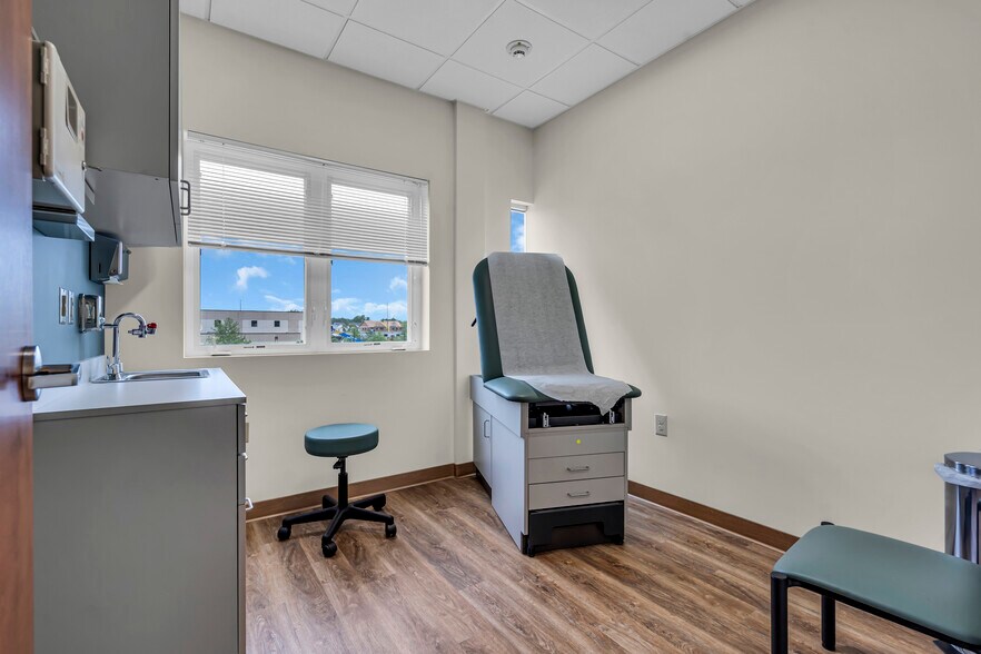 More Photos Of 500 Park Ave, Manalapan Township Medical For Lease