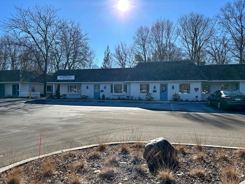 More Photos Of 18279 Minnetonka Blvd, Deephaven Unknown For Lease