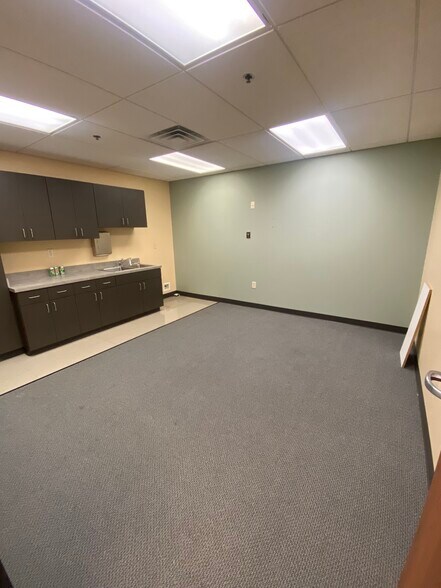 More Photos Of 3730 N Ridge Rd, Wichita Medical For Lease
