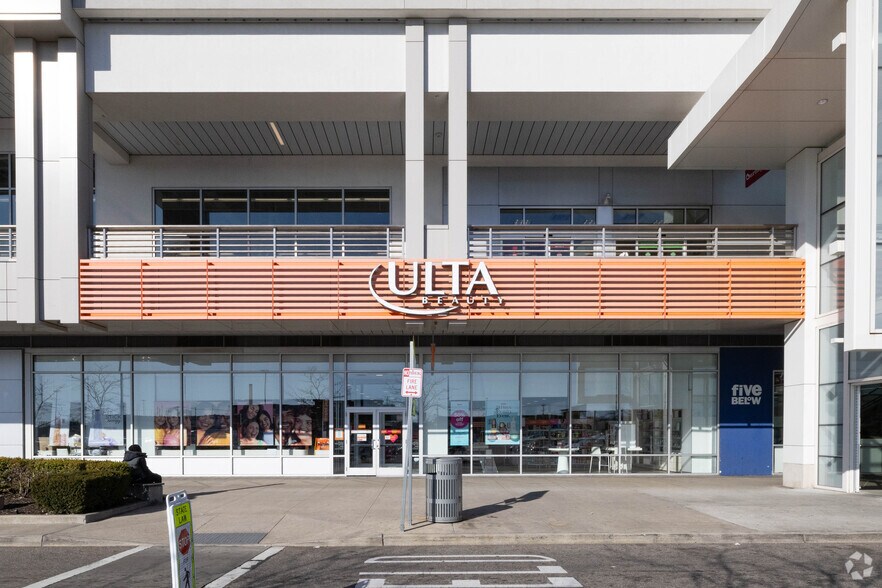 More Photos Of 750 W Sunrise Hwy, Valley Stream General Retail For Lease