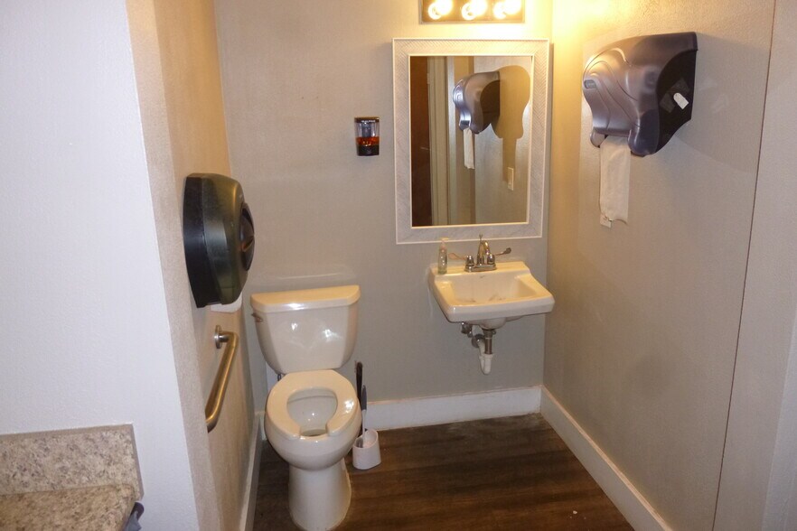 More Photos Of 1209 Wilcox Expy, Kingsport Healthcare For Lease