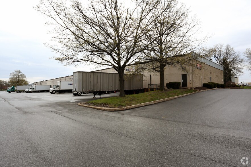 More Photos Of 100-110 Darby Commons Ct, Folcroft Light Distribution For Lease