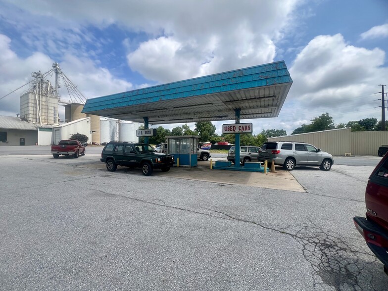 More Photos Of 125 John St, Westminster Auto Dealership For Sale