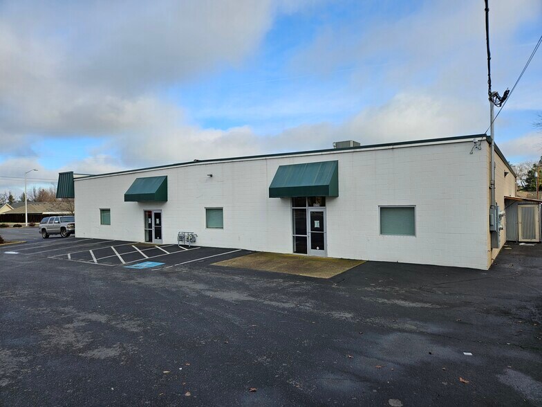 More Photos Of 1775 N 10th St, Central Point Storefront Retail Office For Lease