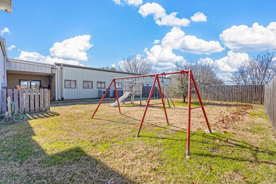 More Photos Of 5605 Wesley St, Greenville Flex For Lease