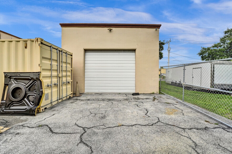 More Photos Of 121 SE 1st Ave, Dania Beach Auto Repair For Lease