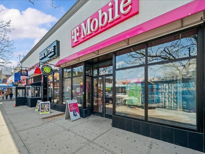 Primary Photo Of 304-312 E 204th St, Bronx Storefront For Sale
