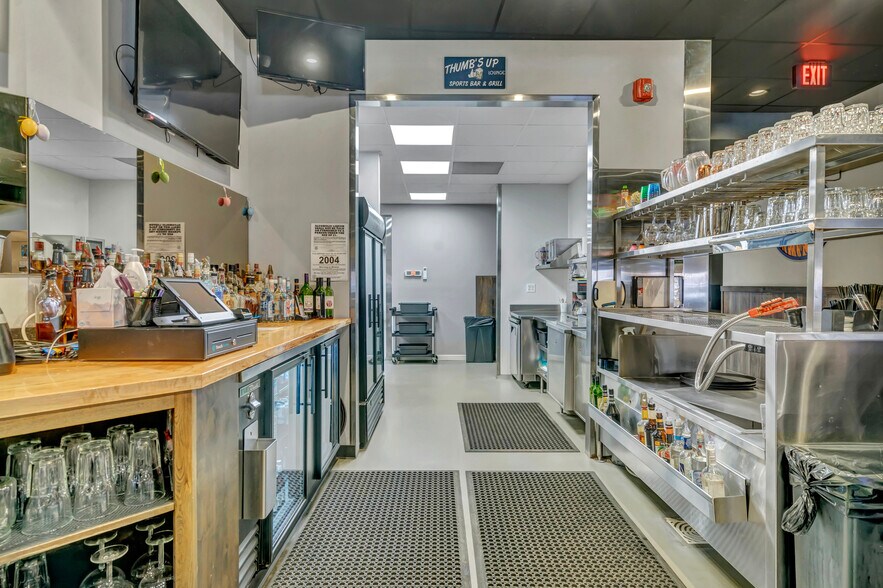 More Photos Of 53 N Howard Ave, Croswell Bar For Sale