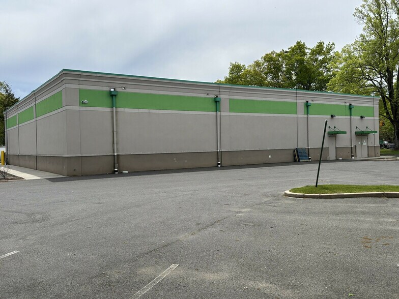 More Photos Of 385 Allen St, Springfield Freestanding For Lease