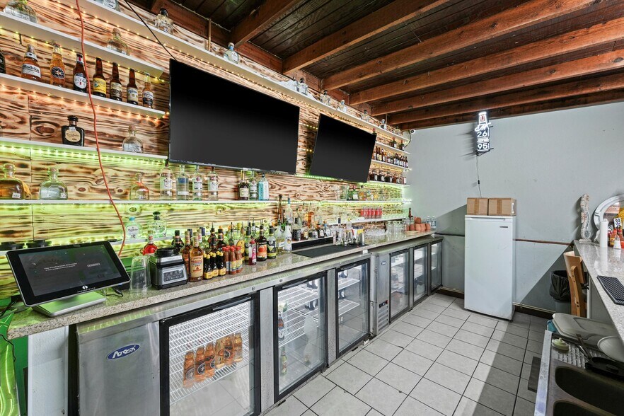 More Photos Of 918 W Plantation Dr, Clute Restaurant For Sale